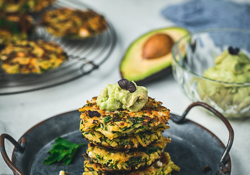 Gemüse Schafskäse Rösti mit Avocadocreme - glutenfrei, laktosefrei, vegetarisch